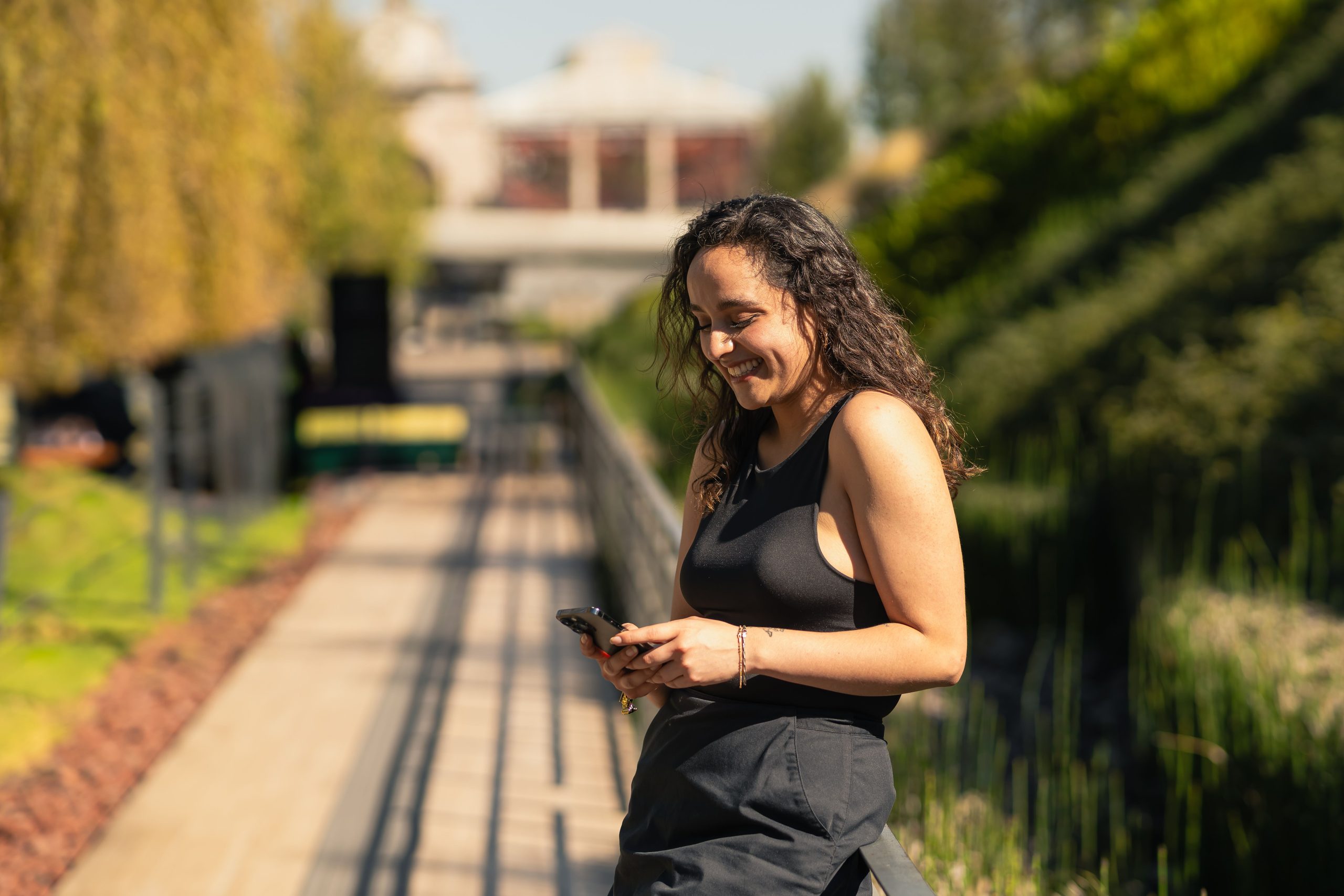 Person chatting with an assistant on a smartphone