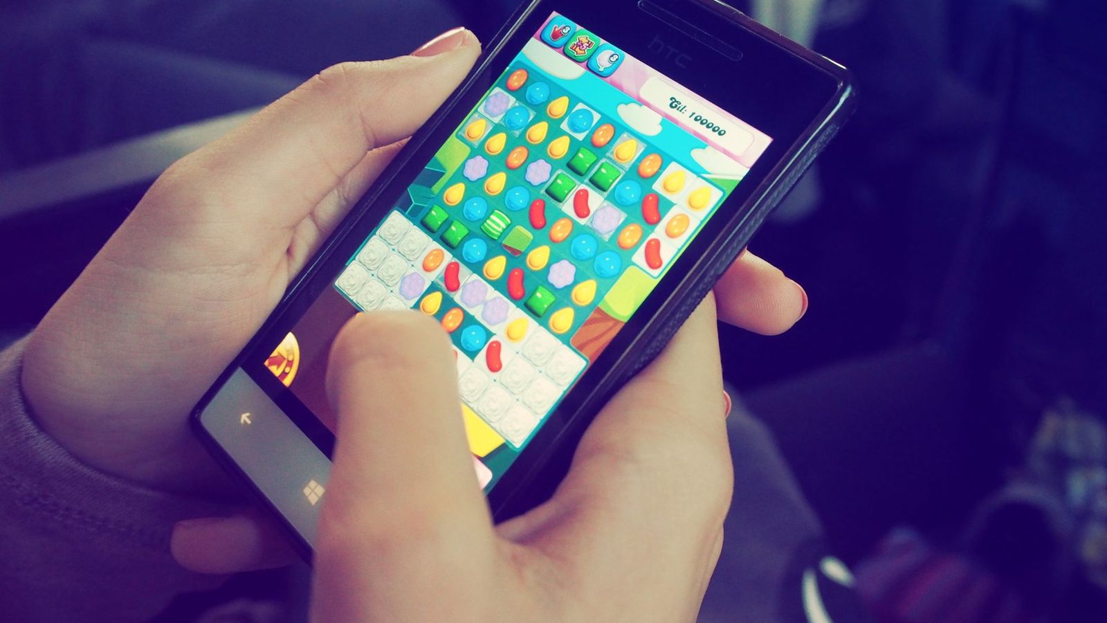 Person starting a new game on a phone