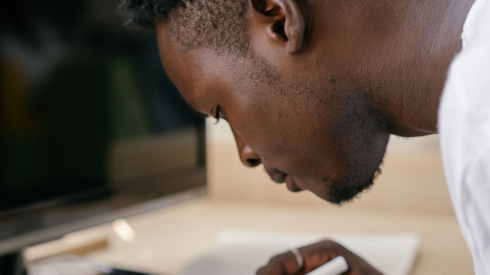 Person reading website content on a tablet