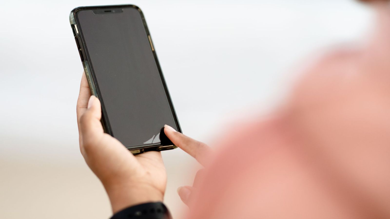 Person filling in an online form